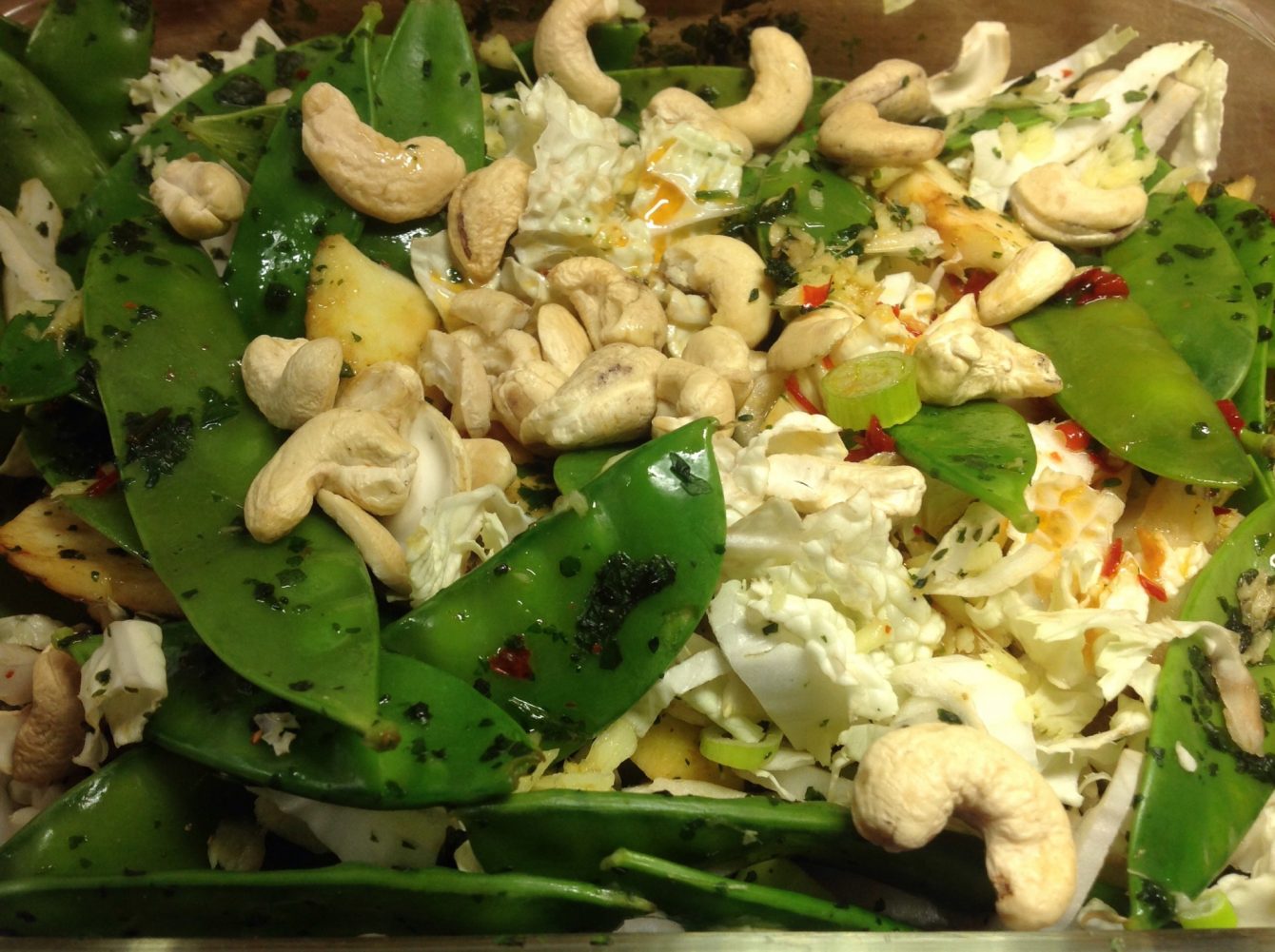 Chinakohl Salat mit Zuckerschoten Äpfeln Cashew und Koriander Limetten Dressing