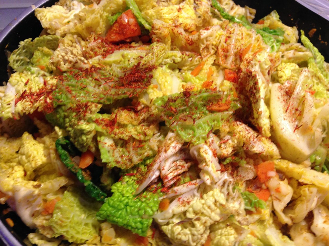 Orientalischer Wirsing mit Karotten, Datteln, Berberitzen und Mandeln