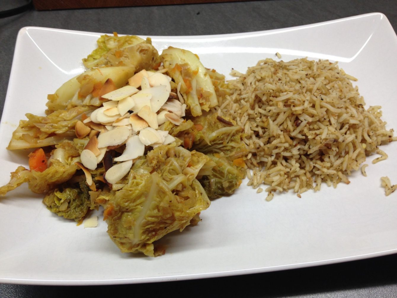 Orientalischer Wirsing mit Karotten, Datteln, Berberitzen und Mandeln