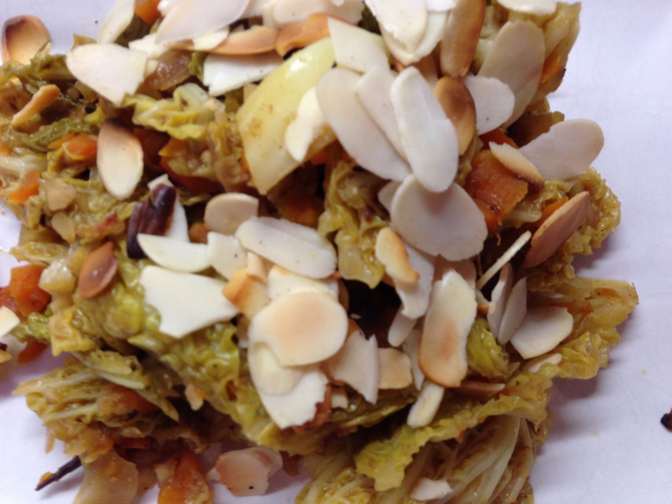 Orientalischer Wirsing mit Karotten, Datteln, Berberitzen und Mandeln