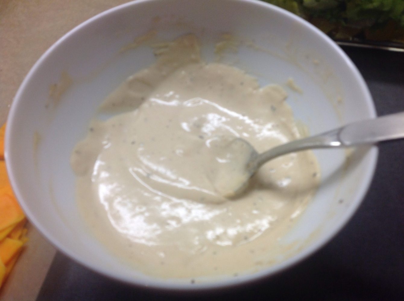 Tahine Dressing aus Sesampaste, Wasser, Zitronensaft, Pfeffer und Salz