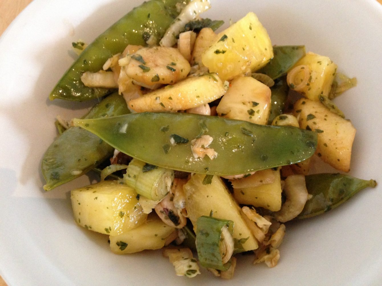 Chinakohl Salat mit Zuckerschoten Ananas Cashew und Koriander Limetten Dressing