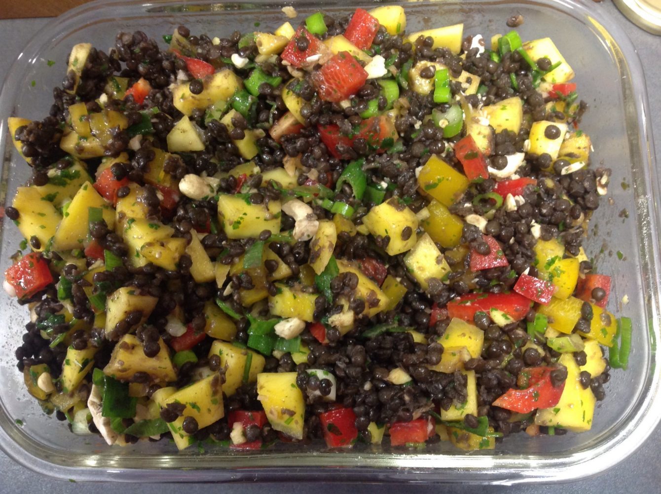 Beluga Linsen Salat mit Paprika, Mango, Chili, Ingwer, Cashew und Koriander