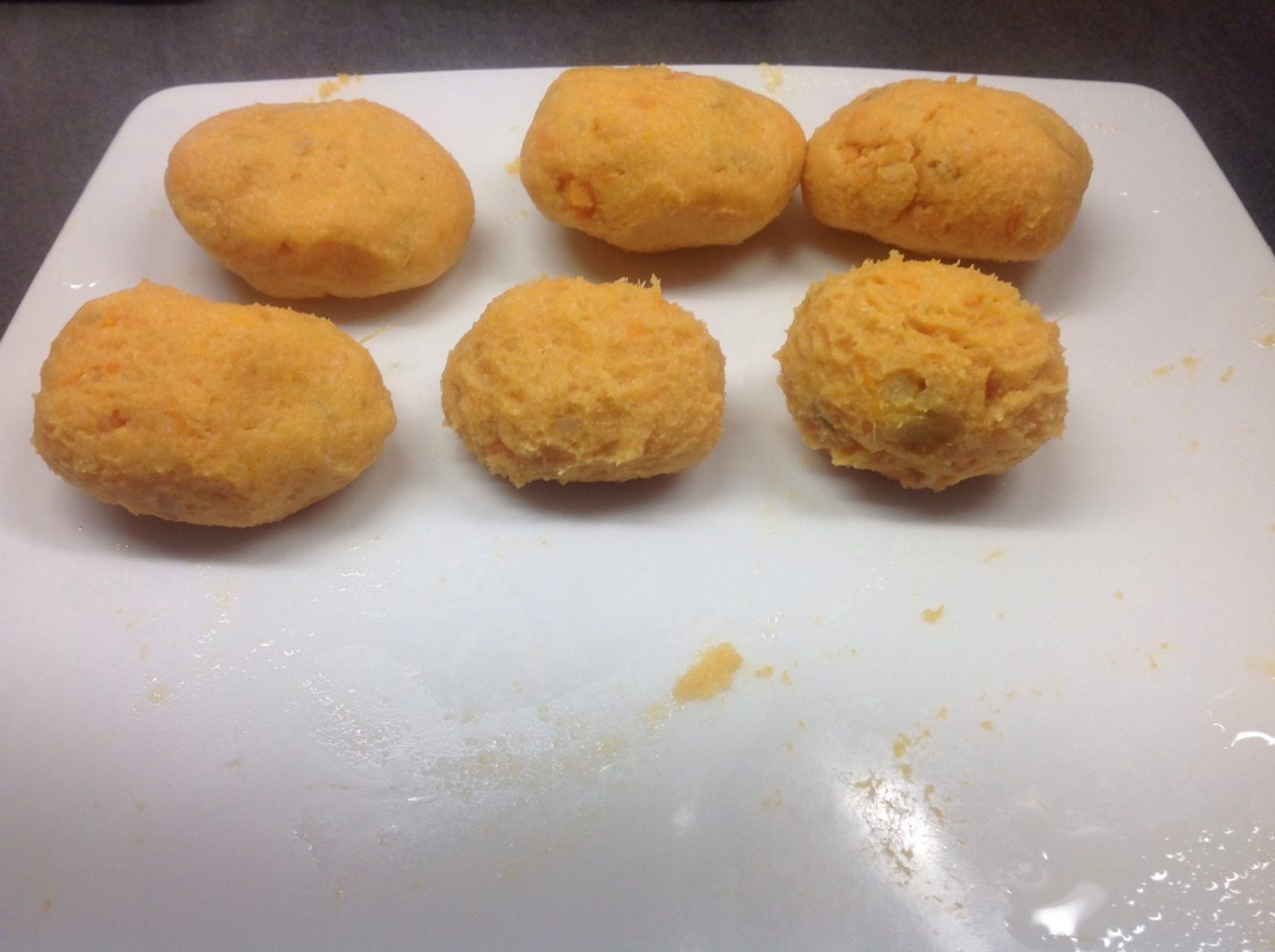 Süßkartoffel Gnocchi Teig zu Kügelchen formen