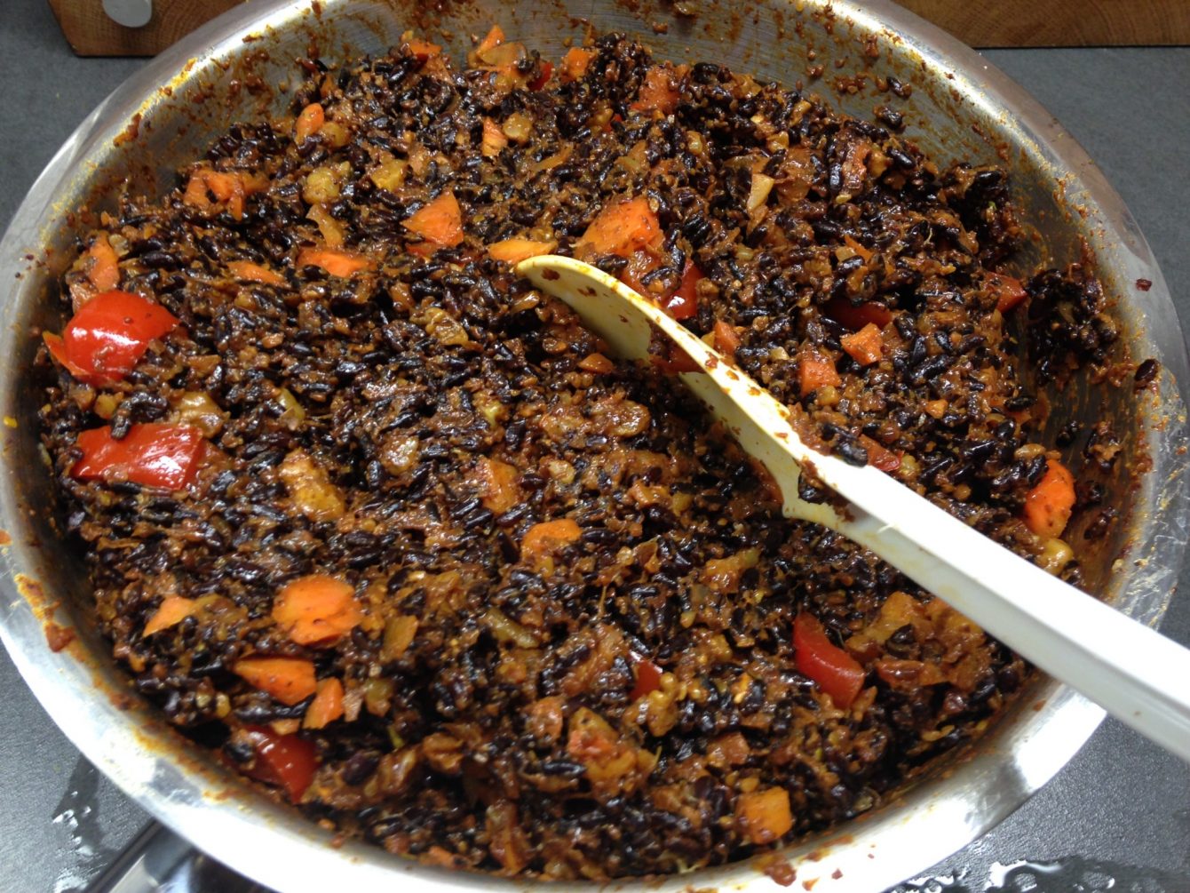Gebackenes Reisbrot mit schwarzem Venere Reis, getrockneten Aprikosen, Walnüssen, Paprika, Möhren und Dukkah