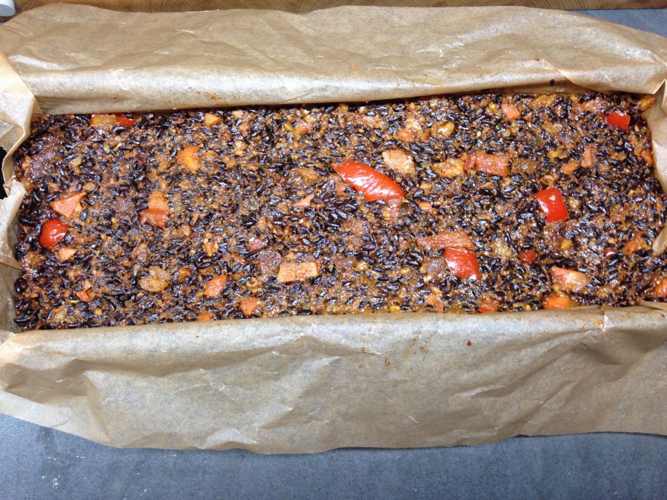 Gebackenes Reisbrot mit schwarzem Venere Reis, getrockneten Aprikosen, Walnüssen, Paprika, Möhren und Dukkah