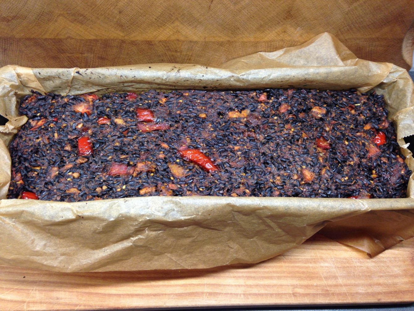 Gebackenes Reisbrot mit schwarzem Venere Reis, getrockneten Aprikosen, Walnüssen, Paprika, Möhren und Dukkah