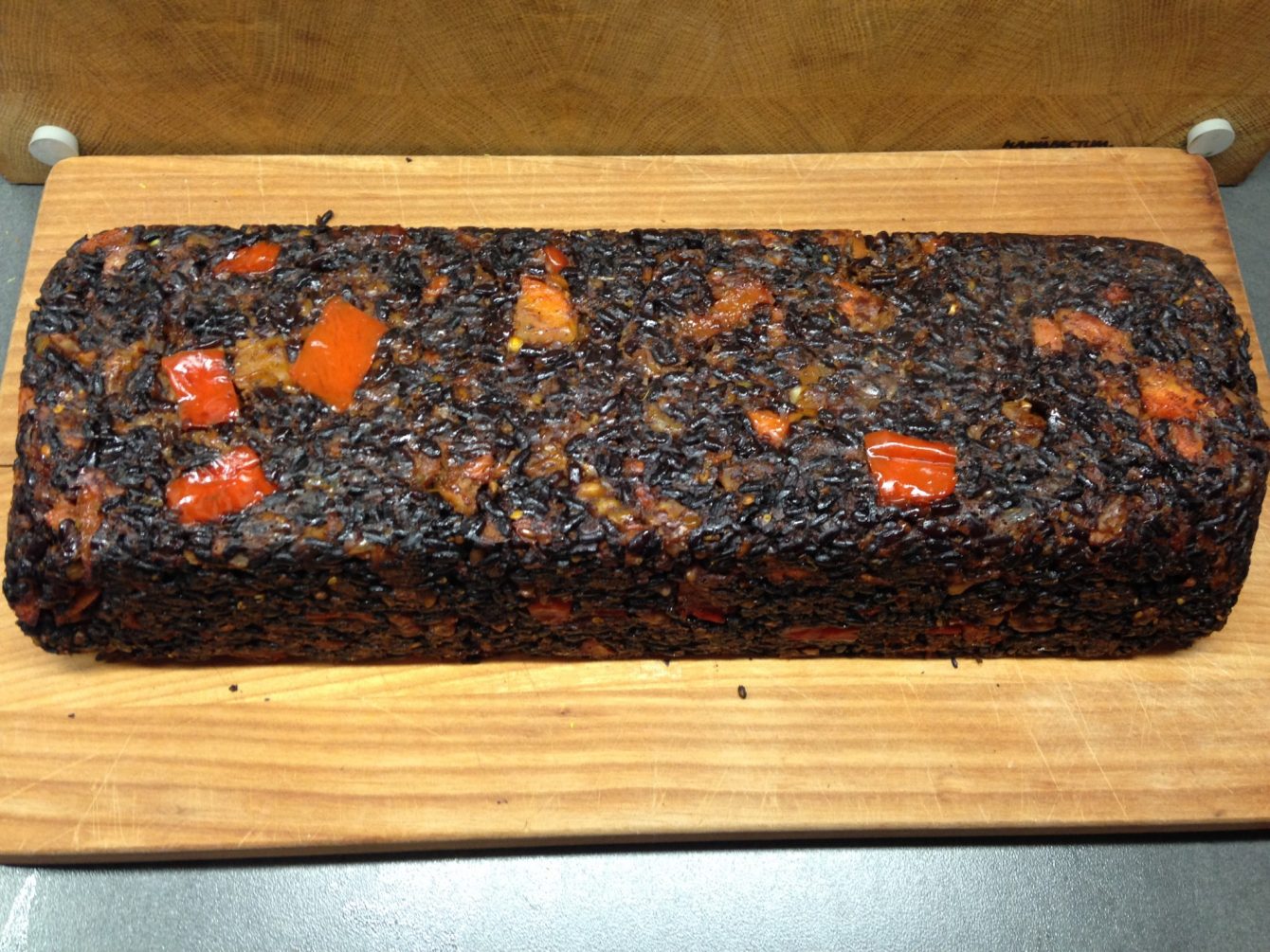 Gebackenes Reisbrot mit schwarzem Venere Reis, getrockneten Aprikosen, Walnüssen, Paprika, Möhren und Dukkah