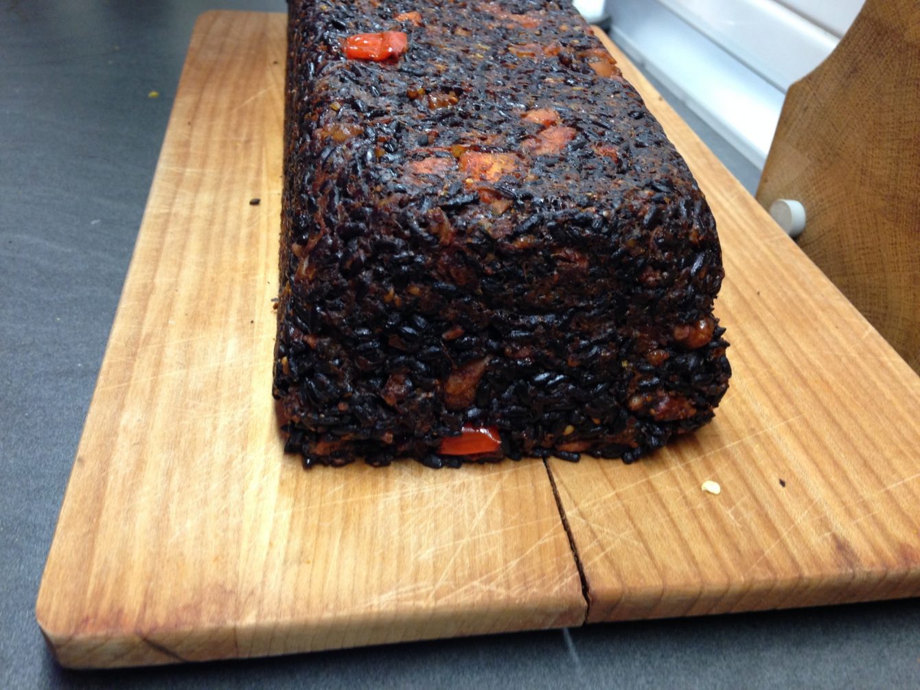 Gebackenes Reisbrot mit schwarzem Venere Reis, getrockneten Aprikosen, Walnüssen, Paprika, Möhren und Dukkah