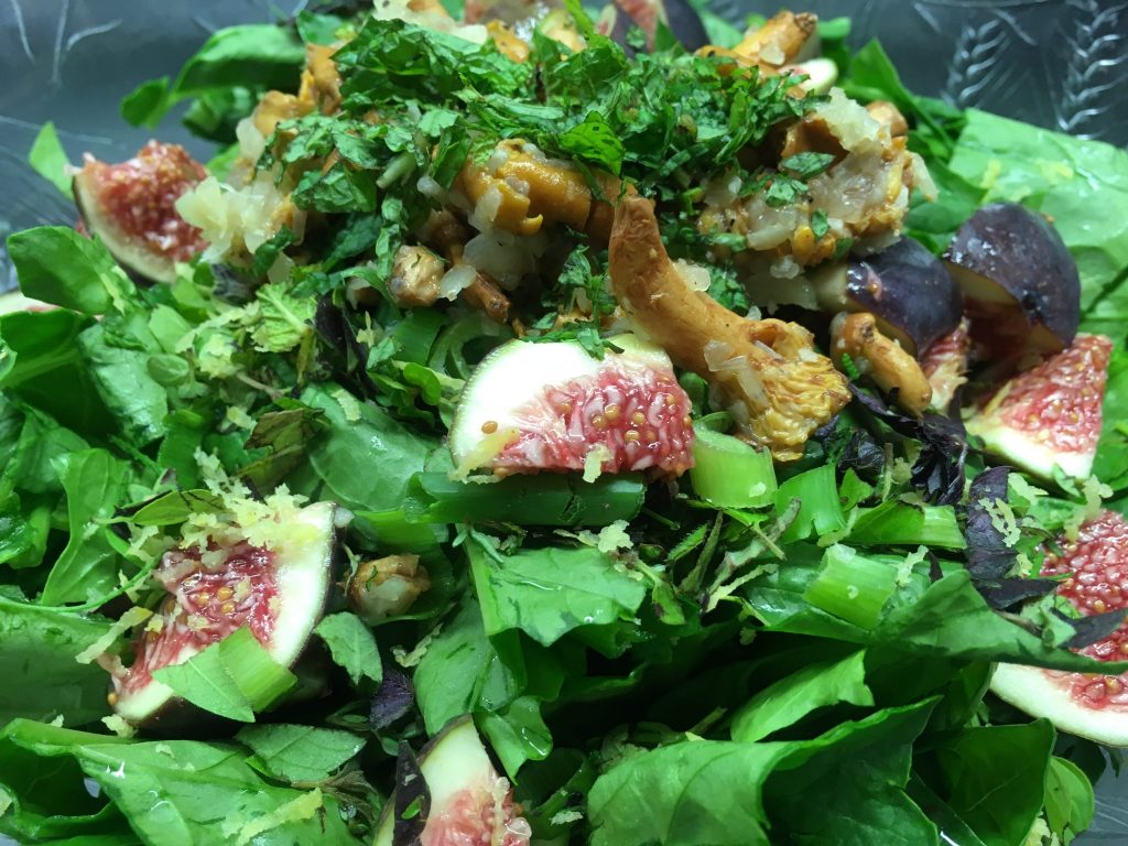 Spinatsalat mit gebratenen Pfifferlingen, Feigen und Minze
