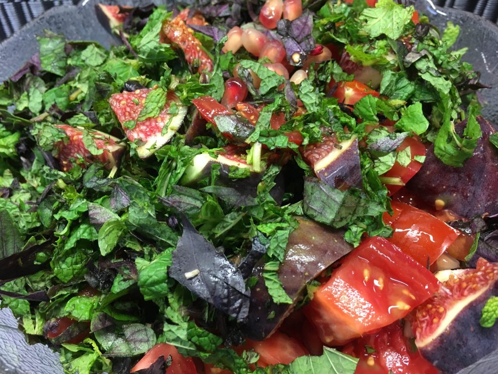 Tomatensalat mit Feigen und Granatapfelkernen, Ziegenkäse und Minze