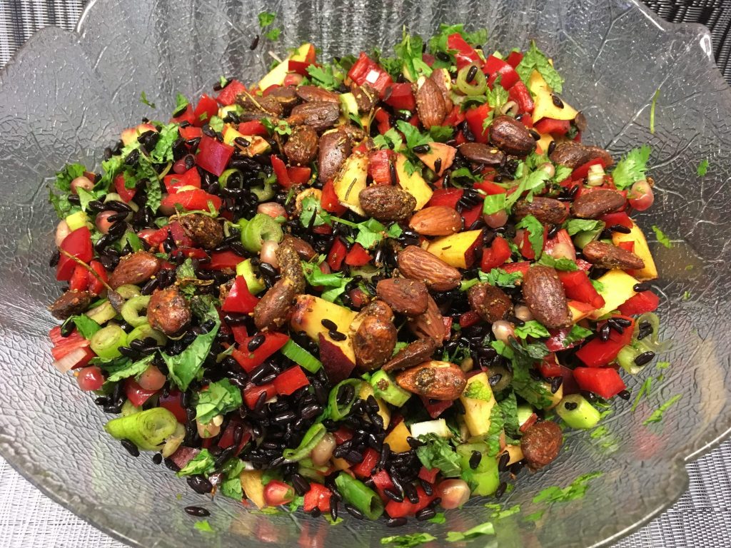 Roter Reis Salat mit Nektarine, Paprika, Mandeln, Granatapfelkernen, Koriander und Minze