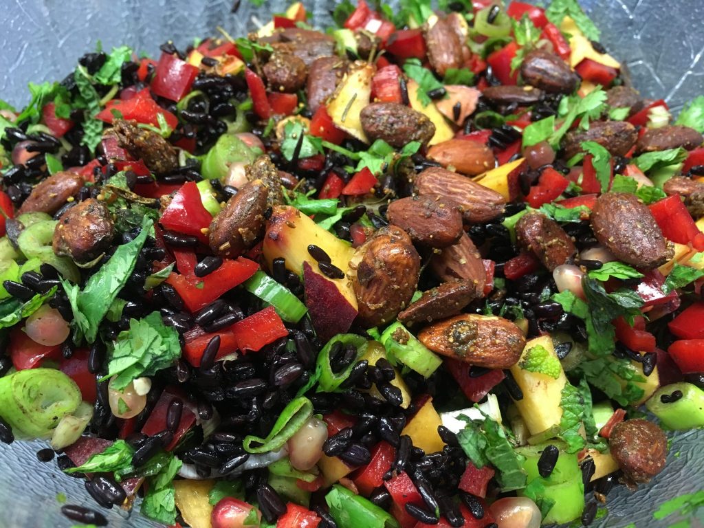 Roter Reis Salat mit Nektarine, Paprika, Mandeln, Granatapfelkernen, Koriander und Minze