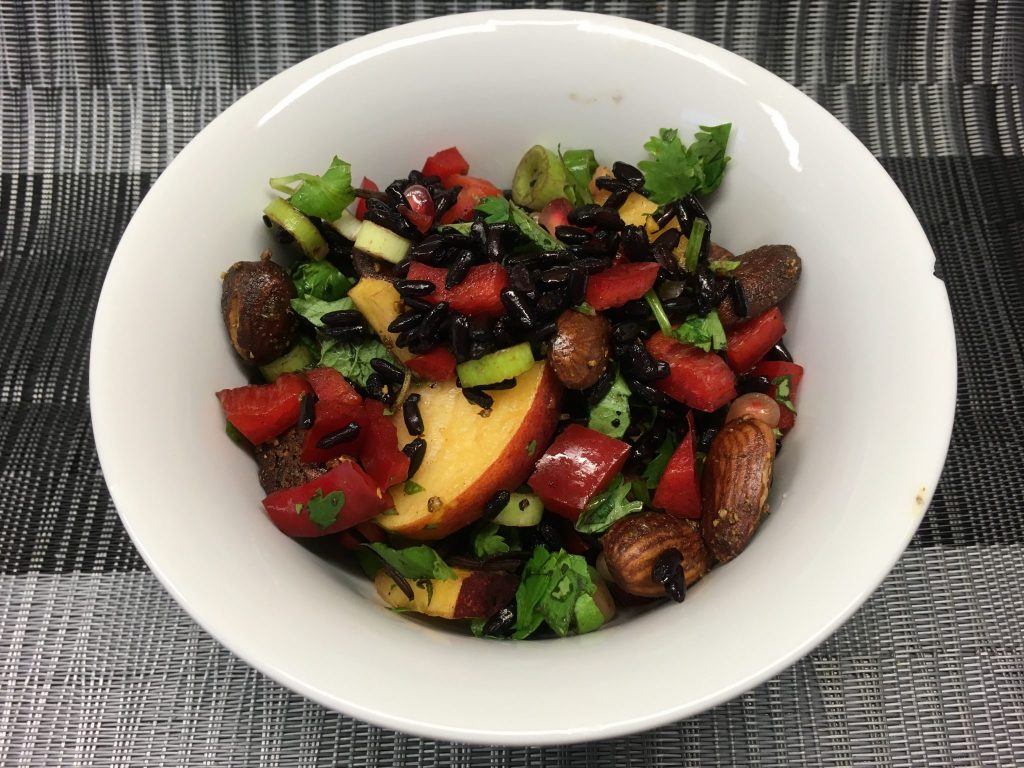 Roter Reis Salat mit Nektarine, Paprika, Mandeln, Granatapfelkernen, Koriander und Minze