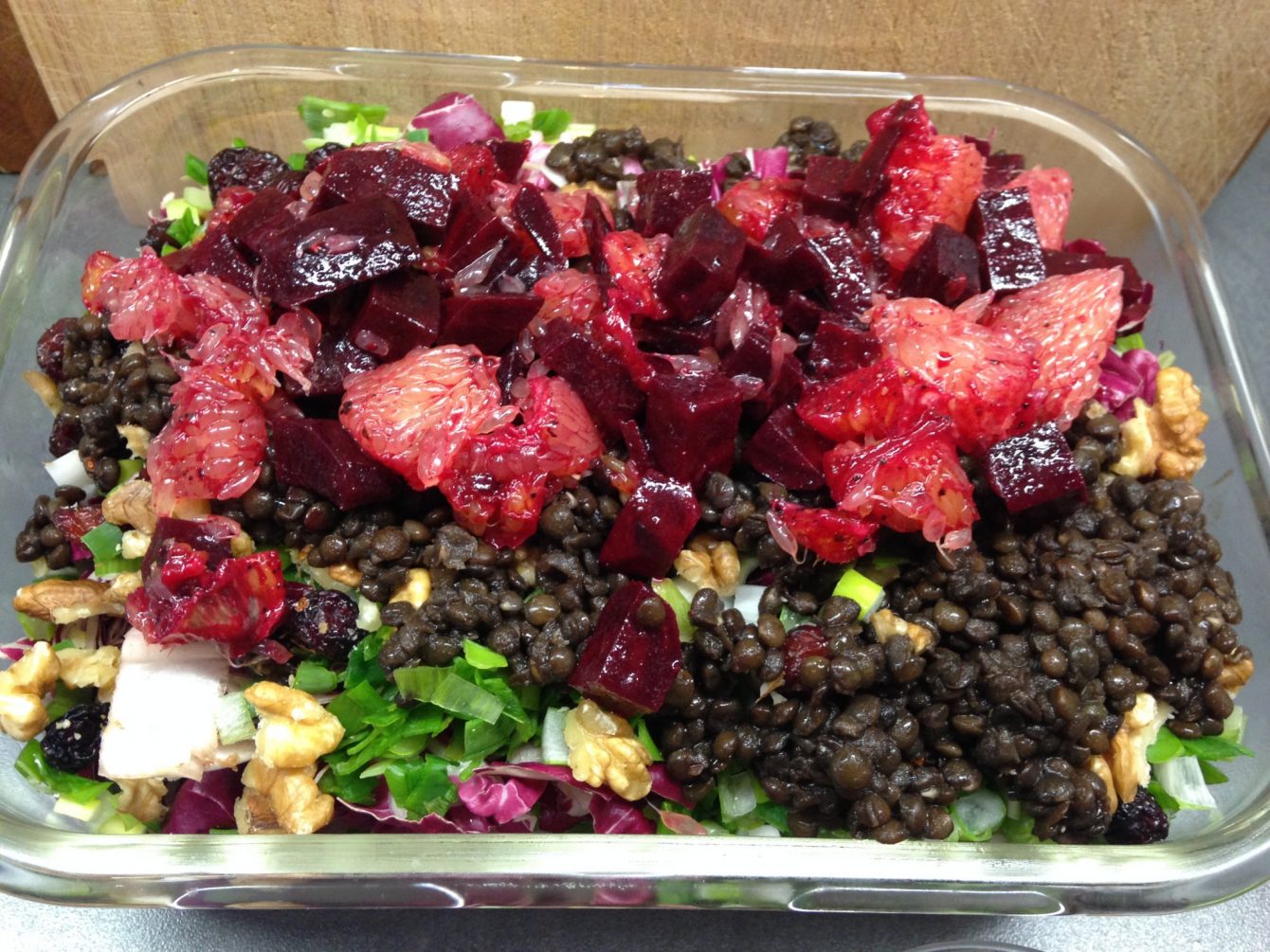 Red Winter Salat: Rote Bete, Radicchio, Belugalinsen, Orange und Grapefruit, Cranberries und Walnüsse mit Granatapfel Vinaigrette