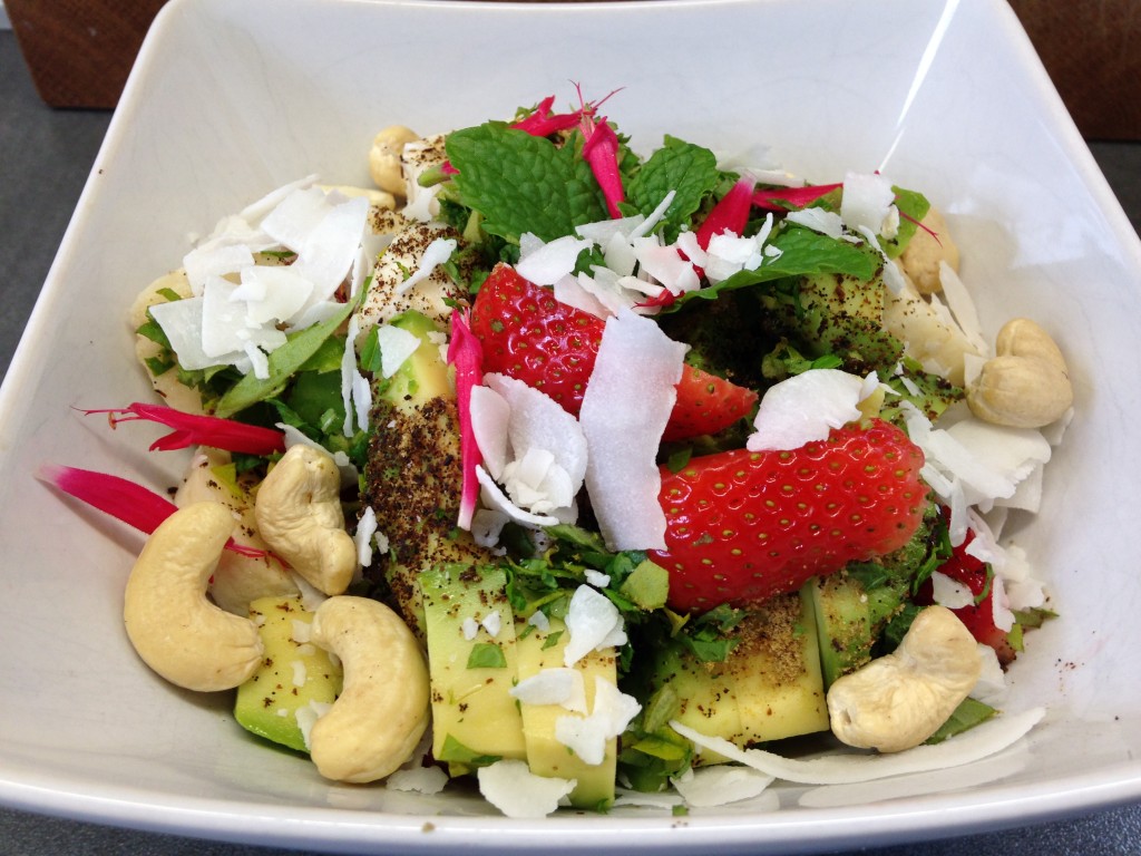 Erdbeeren Banane Avocado mit Cranberry Kokos Cashew Minze und Ananassalbei Blüten