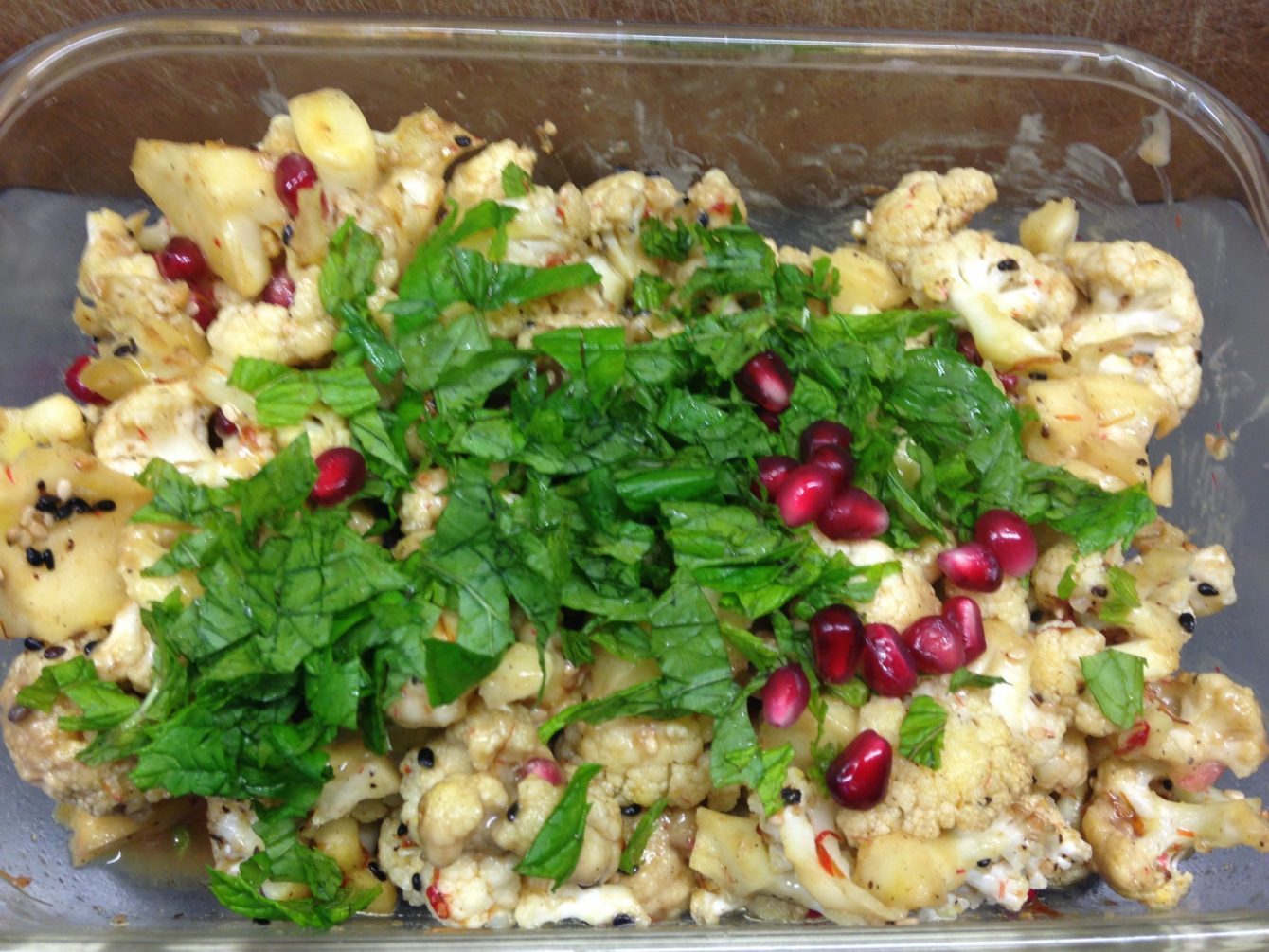 Gerösteter Blumenkohl Salat mit Granatapfelkernen, Sesam und Minze