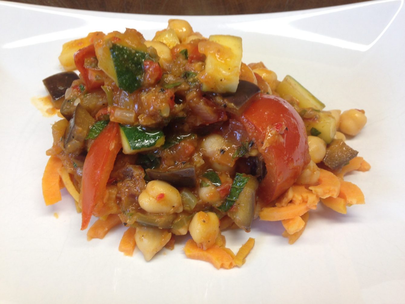 Süßkartoffel-Nudeln mit Kichererbsen Bolognese