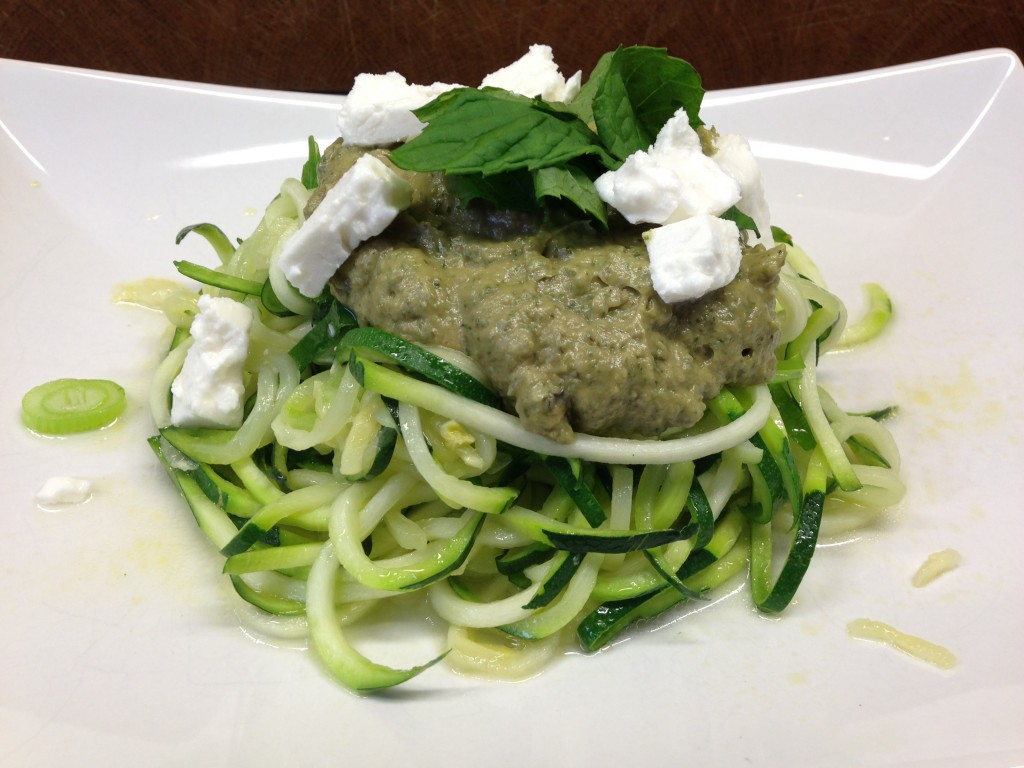 Zucchini Spaghetti mit Mandel Avocado Minzpesto