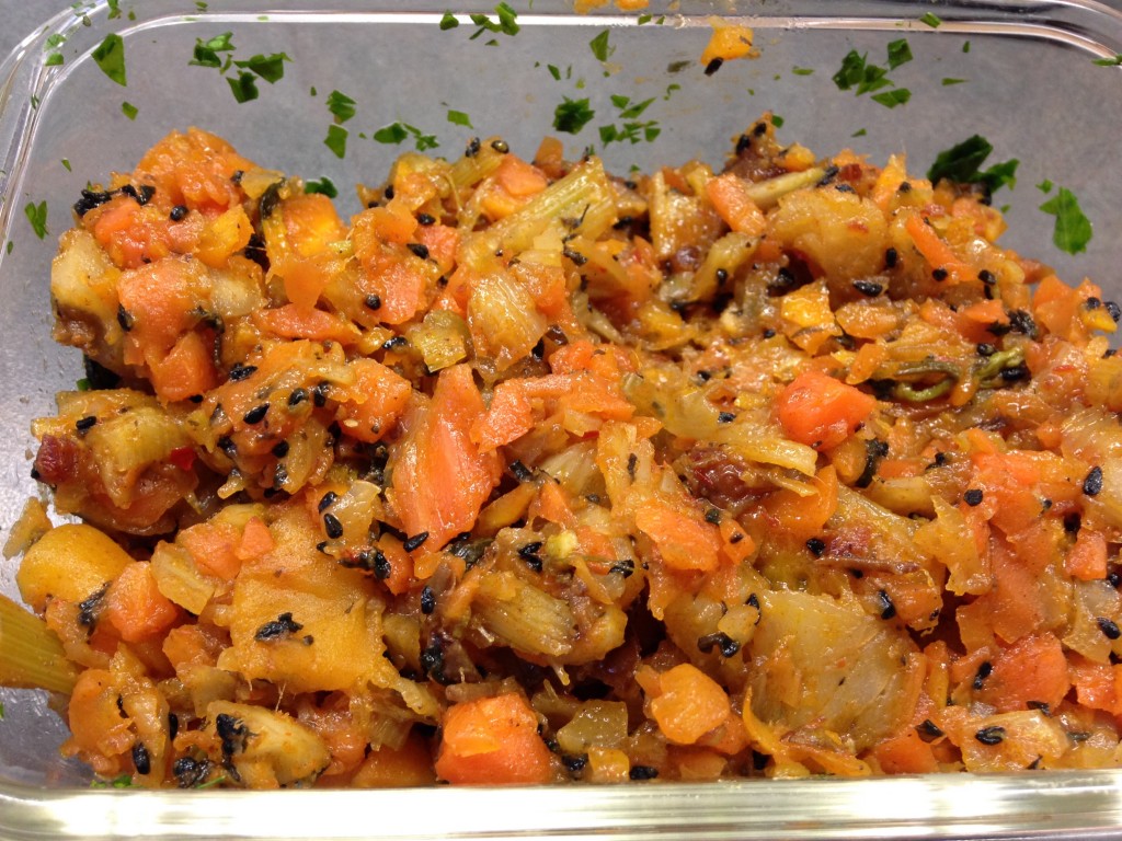 Möhren Fenchel Gemüse mit Aprikosen Datten und Harissa