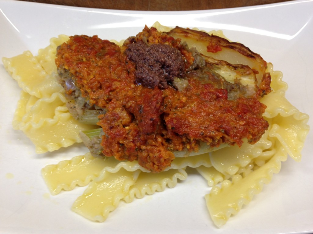 Gefüllte Fenchelknollen mit Tomatenpesto, Oliven und Mandelparmesan