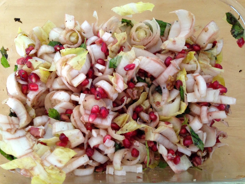 Chicorée Salat mit Walnüssen und Granatapfelkernen
