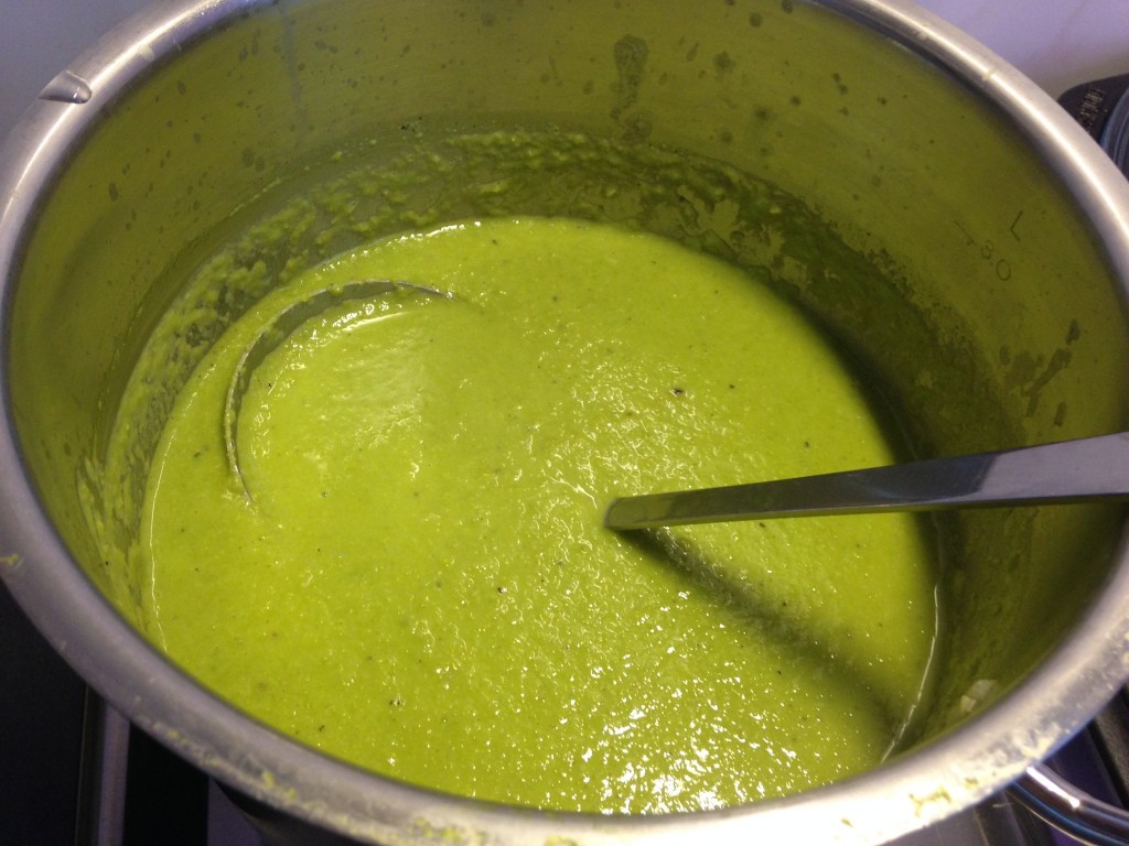 Erbsensuppe mit Kokos und Chili