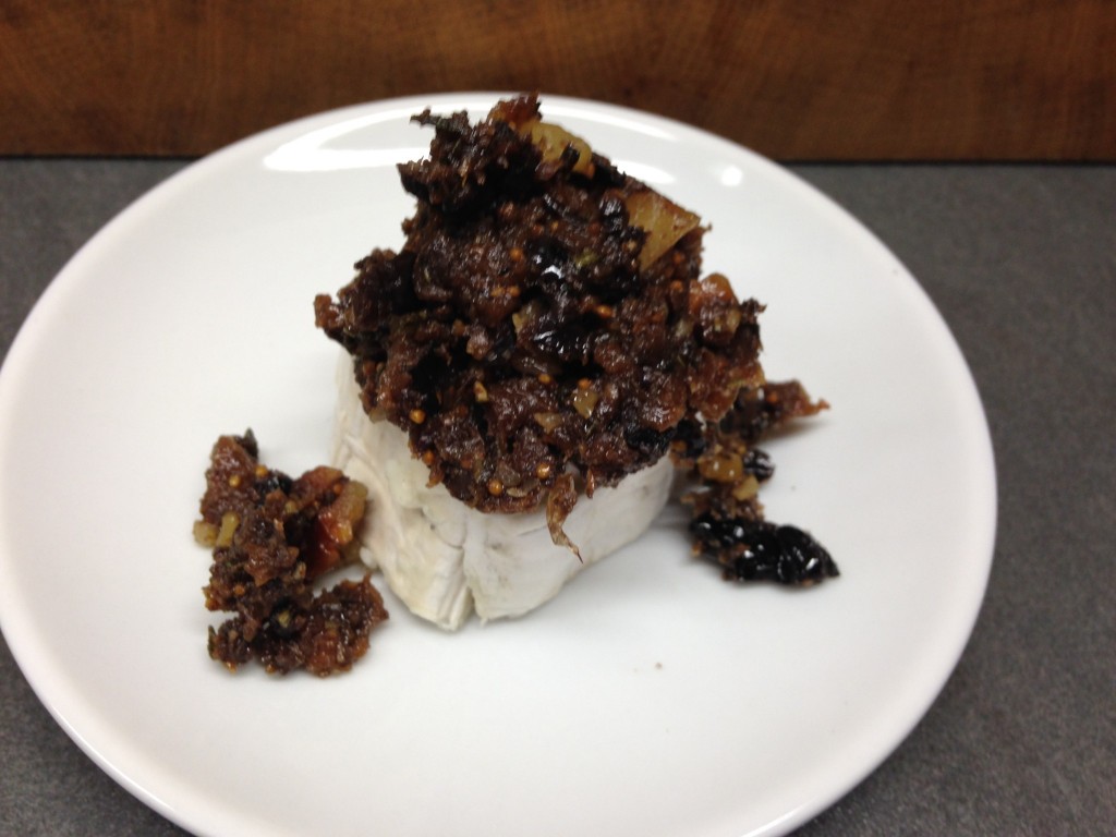 Feigen Oliven Tapenade auf Ziegenkäse