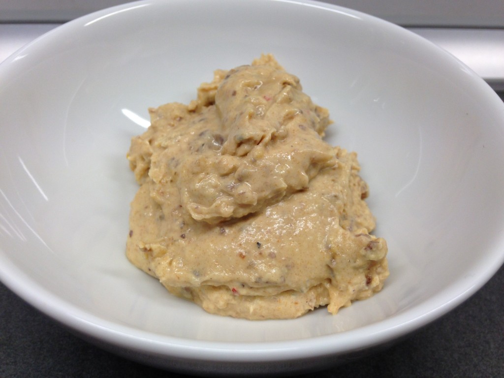 Pikanter Frischkäse mit Datteln und Harissa