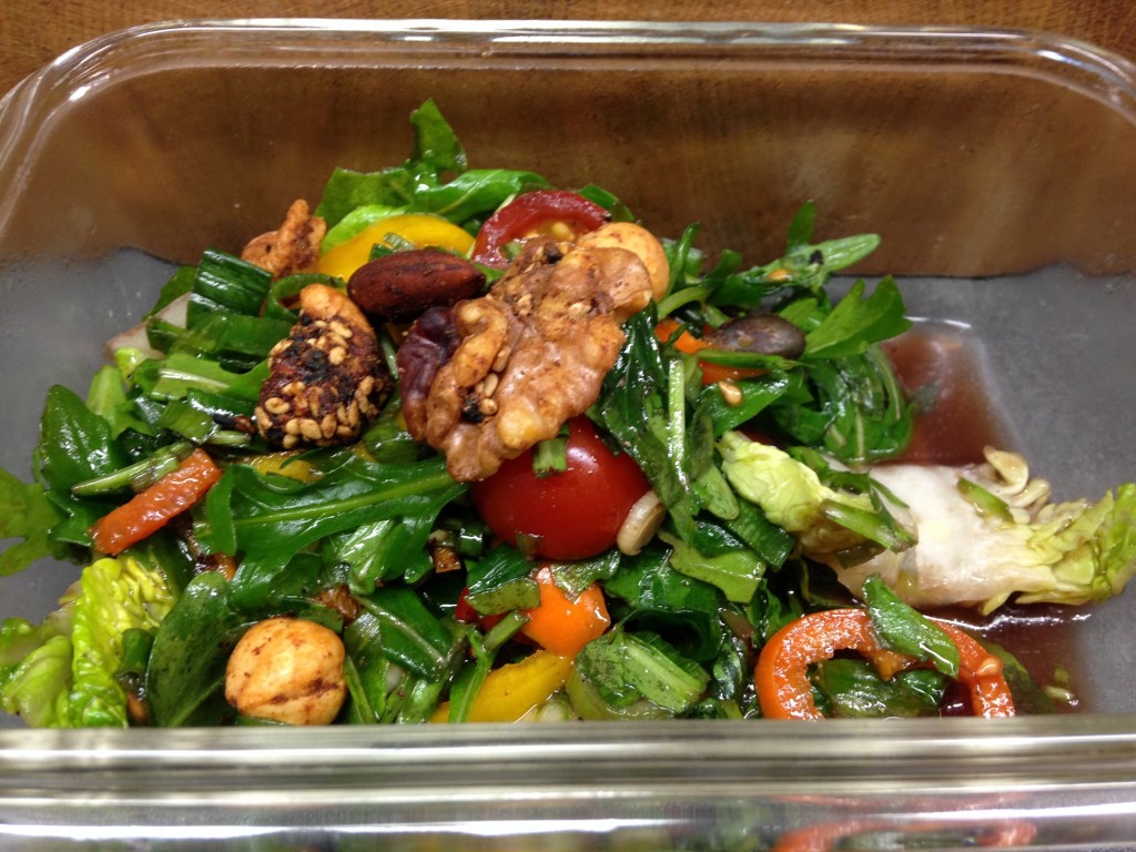 Ruccula Salat mit Tomaten, Paprika und gerösteten Nüssen
