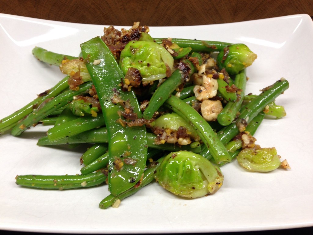 Bohnengemüse mit Zuckerschoten, Rosenkohl, Haselnuss und Orange