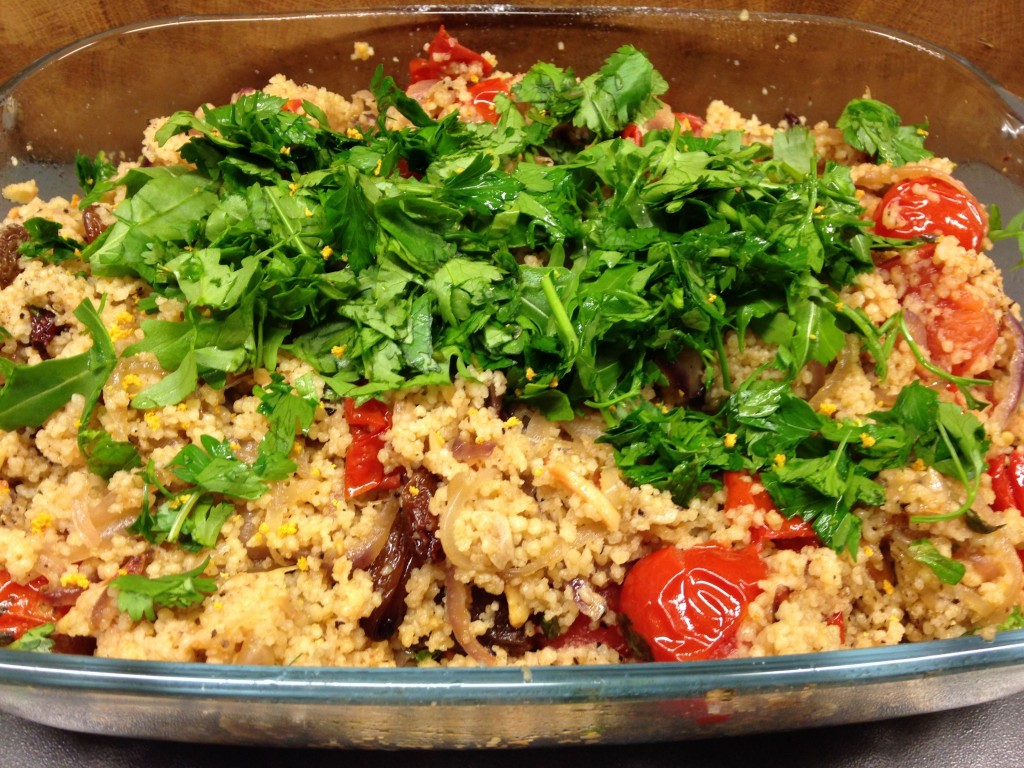 Couscous mit gegrillten Tomaten, karamellisierten Honig Zwiebeln, Sultaninen, gerösteten Mandeln und Arganöl