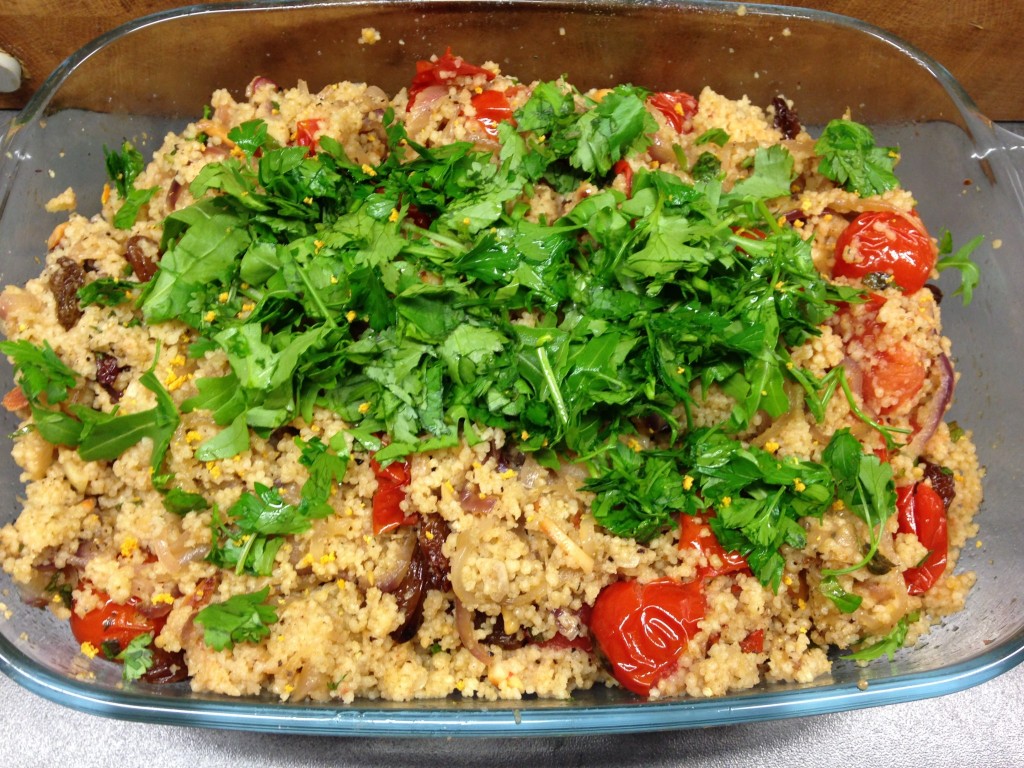 Couscous mit gegrillten Tomaten, karamellisierten Honig Zwiebeln, Sultaninen, gerösteten Mandeln und Arganöl