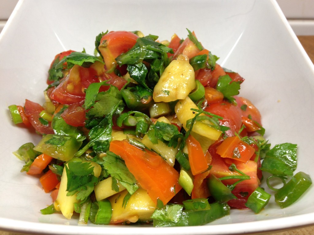 Paprika Tomaten Salat mit Mango, Ananas und Koriander