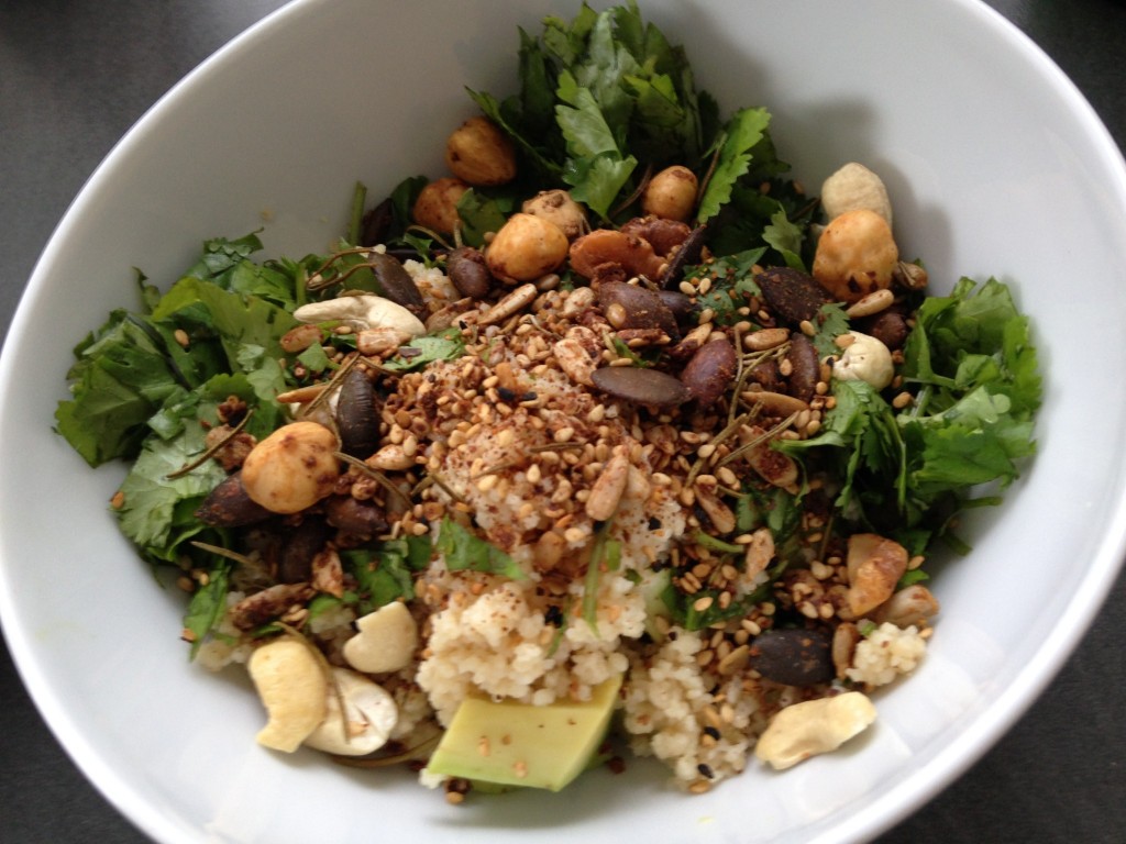 Couscous mit Avocado, Koriander und Dukkah Nüssen