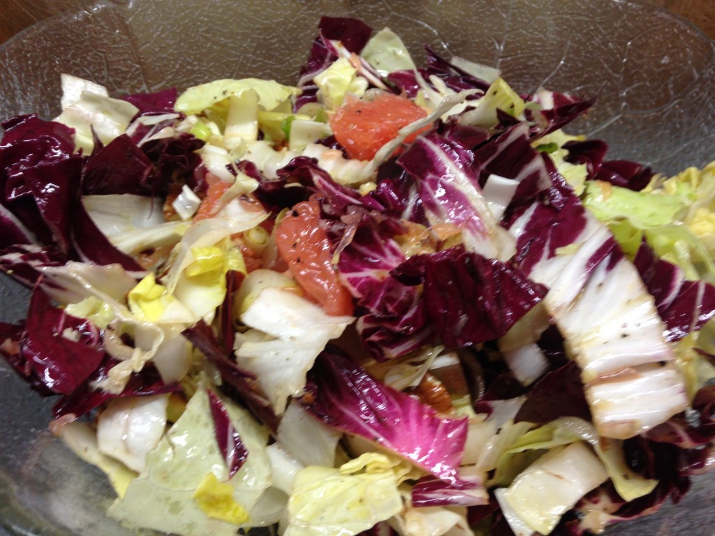 Zuckerhut Salat mit Radicchio, Grapefruit und Pekankerne