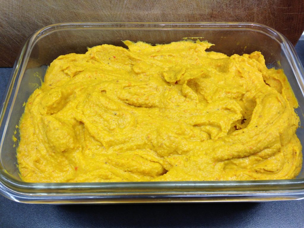 Kürbis Kichererbsen Humus mit Feigen und Datteln