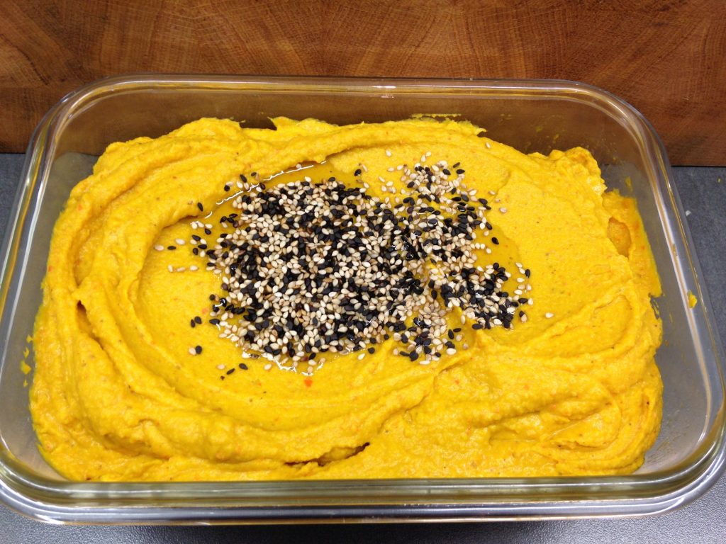 Kürbis Kichererbsen Humus mit Feigen und Datteln