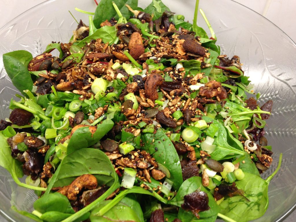 Spinatsalat mit Datteln, Aprikosen und gerösteten Dukkah Nüssen