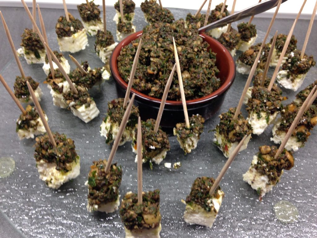 Schafskäse Sticks mit Oliven Haselnuss Gemolata