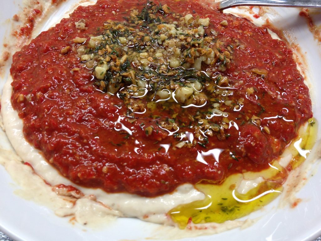 Bohnen Hummus mit Muhamara Paprikapaste