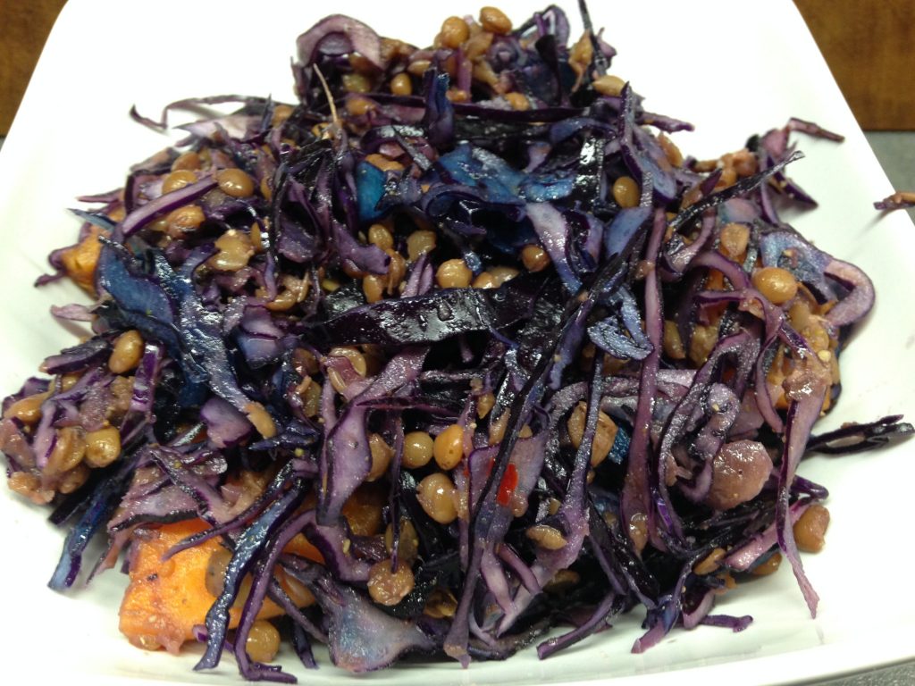 Rotkohl mit Süßkartoffeln, Datteln und Linsen