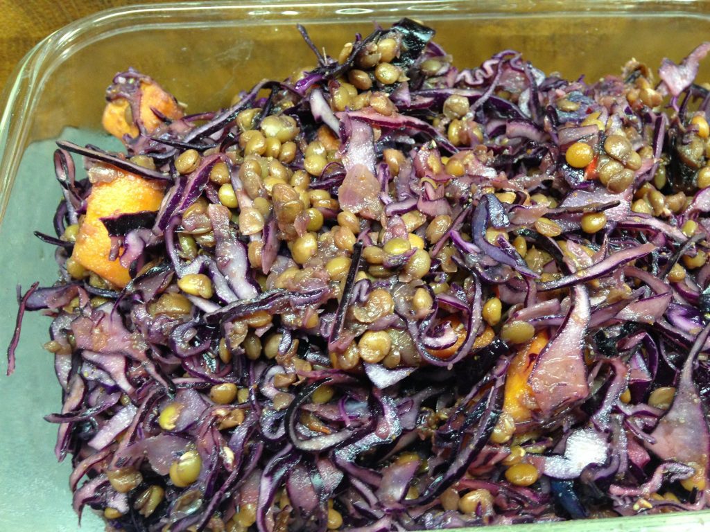 Rotkohl mit Süßkartoffeln, Datteln und Linsen
