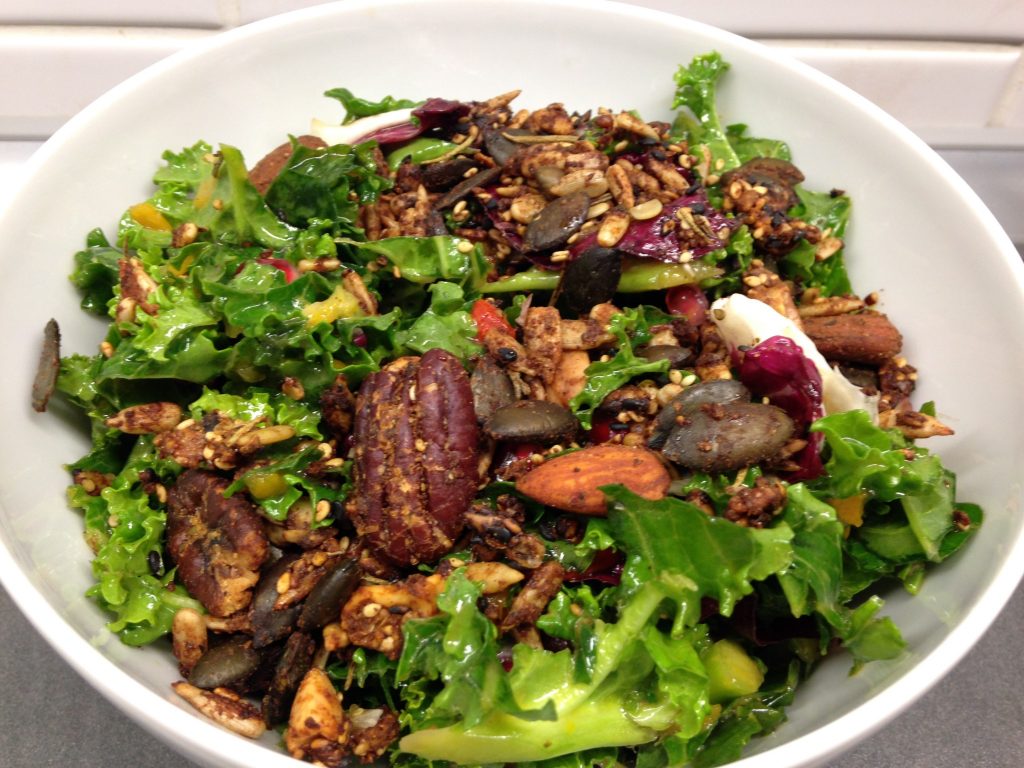 Radicchio Grünkohl Salat mit Goji Beeren, Kumquats und Granatapfel