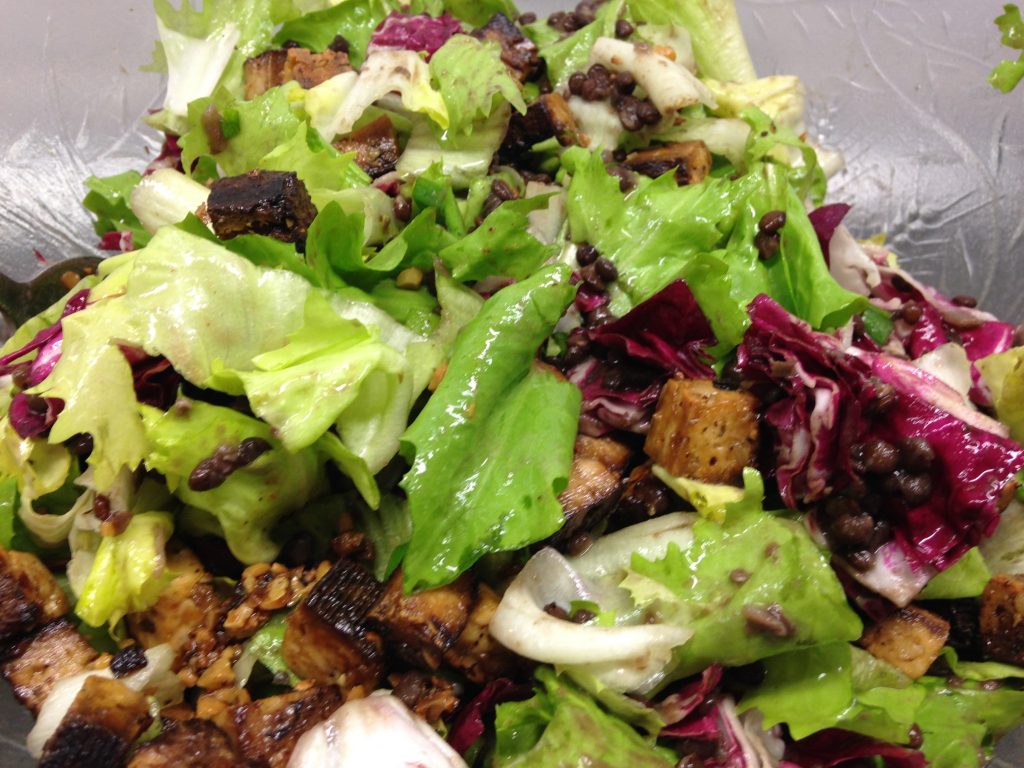 Endiviensalat mit Linsen und gebratenem Mandel Nuss Tofu