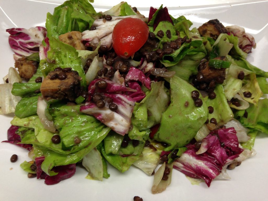 Endiviensalat mit Linsen und gebratenem Mandel Nuss Tofu