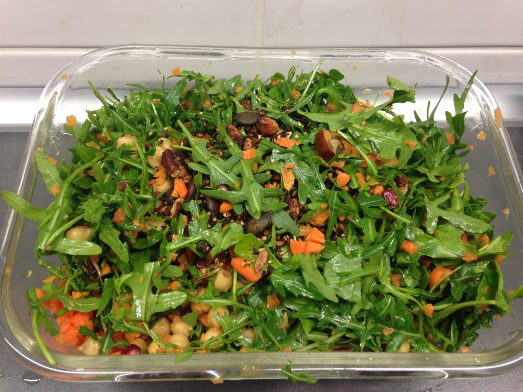 Kichererbsen Salat mit Rucola, Datteln und Granatapfelkernen