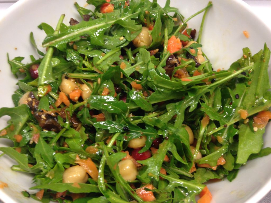 Kichererbsen Salat mit Rucola, Datteln und Granatapfelkernen