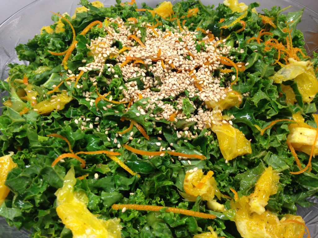 Grünkohl Salat mit Ingwer, gerösteten Orangen und Sesam