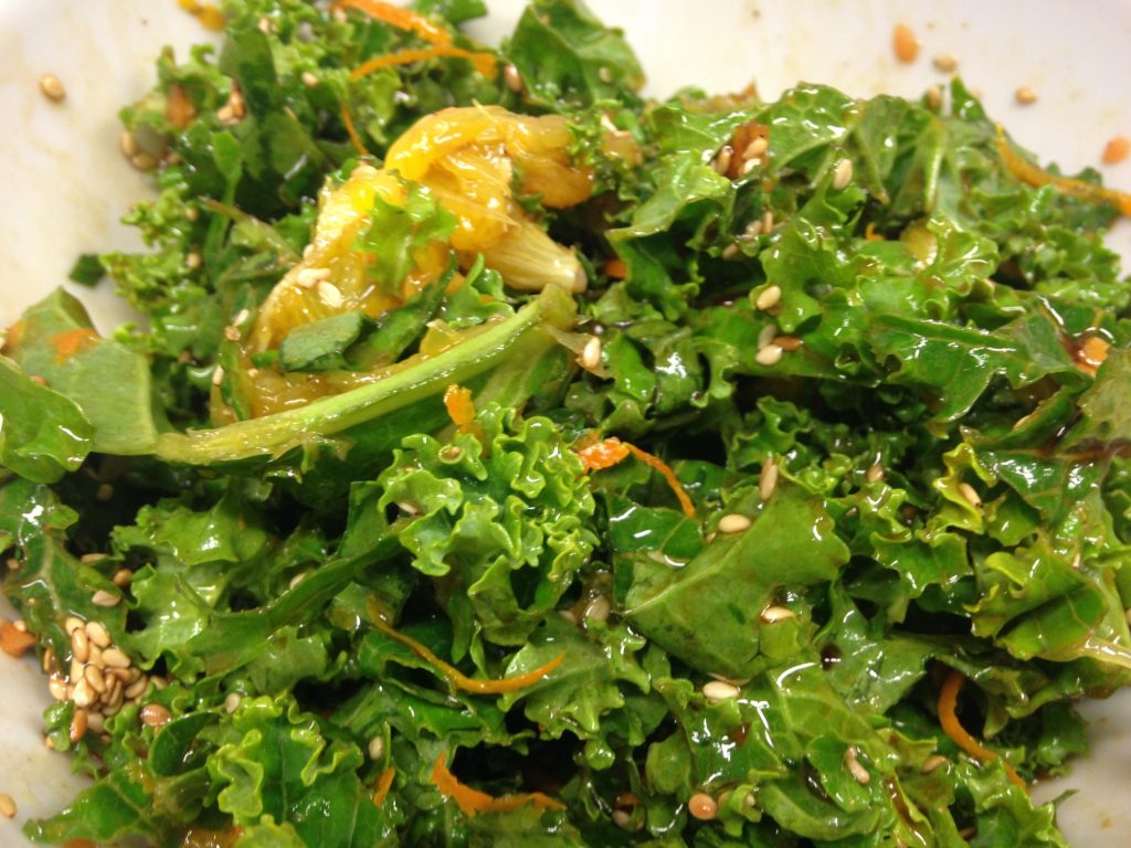 Grünkohl Salat mit Ingwer, gerösteten Orangen und Sesam